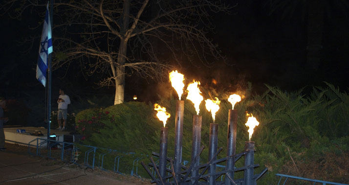 Auch bei privaten Zeremonien werden am Holocaust-Gedenktag sechs Fackeln entzündet