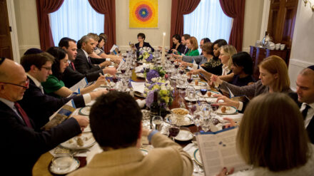 Das perfekte Promi-Dinner: Die Obamas mit ihren Gästen bei der Sederfeier 2016