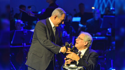 Ehre, wem Ehre gebührt: Perlman erhält den „Genesis“-Preis von Premier Netanjahu