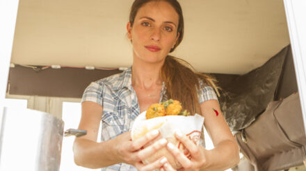 Mutter Mimi (Mali Levi Gershon) versorgt mit ihrem Falafel-Truck vor allem Soldaten