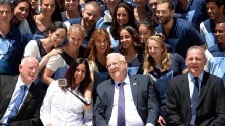 Staatspräsident Rivlin mit dem israelischen Olympia-Team