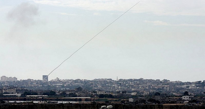 Eine Rakete wird aus einem zivilen Teil des Gazastreifens in Richtung Südisrael abgefeuert (Archivbild 2008)