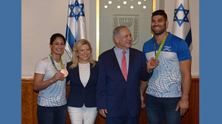 Feiern den sportlichen Erfolg: Israels Bronze-Medaillen-Gewinner Yarden Gerbi (l.) und Or Sasson (r.) mit Sara und Benjamin Netanjahu