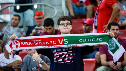 Ein Fan mit Schal im Turner-Stadion von Hapoel Be'er Scheva