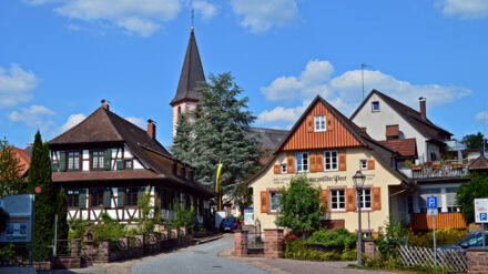 Der Bürgermeister von Zell am Harmersbach sagt, der Ort ist „weltoffen“. Im Bild sind der Pfarrhofgraben mit Stadtkirche und Verlagshaus der Heimatzeitung „Schwarzwälder Post“.