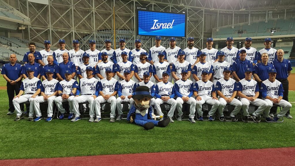 Gruppenfoto mit Maskottchen: die israelische Mannschaft beim „World Baseball Classic“
