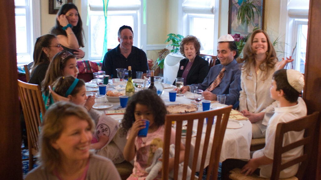 Eine jüdische Familie bei einer Sederfeier (Symbolbild)
