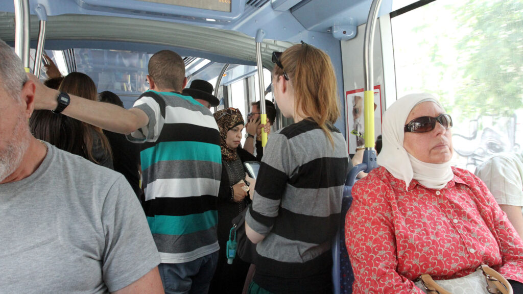 Juden, Christen und Muslime nutzen die Straßenbahn in Israel gemeinsam. Im Apartheidstaat Südafrika gab es getrennte Verkehrsmittel für weiße und schwarze Bürger.