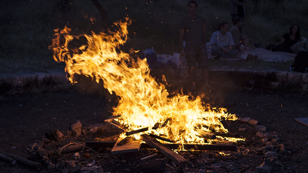 Lagerfeuer stehen im Zentrum des Festes – manche Israelis braten daran auch Kartoffeln