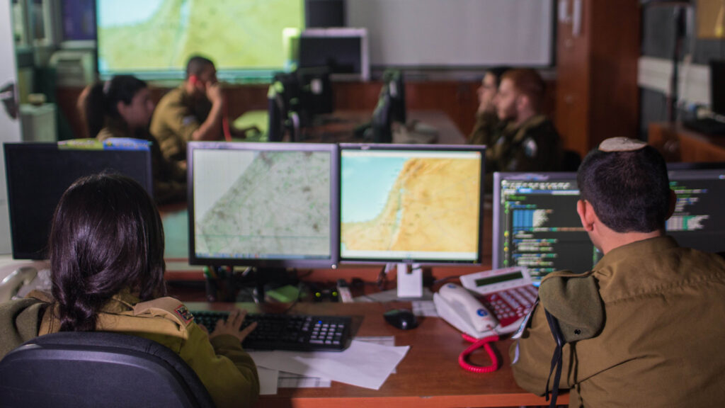 Ein Raum der Cyberabwehr der Armee: Israel hat unterschiedliche Maßnahmen für den Kampf gegen virtuelle Angriffe getroffen