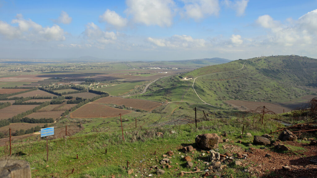 Blick von Israel aus auf die von der UNDOF bewachte Pufferzone um Kuneitra: Auf dem Berg rechts im Bild befindet sich ein israelischer Militärposten
