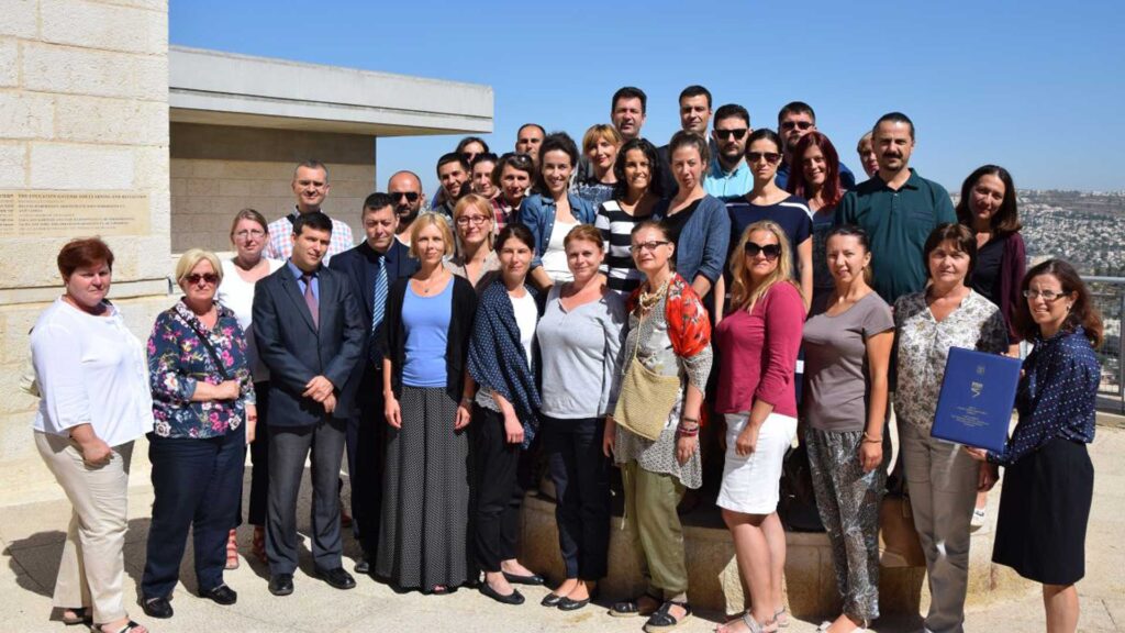 Der Leiter der Holocaust-Studien in Yad Vashem, Kaminka (erste Reihe, 3. v. l.), begrüßte serbische Lehrer in der Holocaust-Gedenkstätte