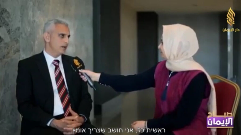Der Journalist Elias Karram bei einem Interview des Fernsehsenders der Moslembrüder „Dar al-Iman“ im Jahr 2016