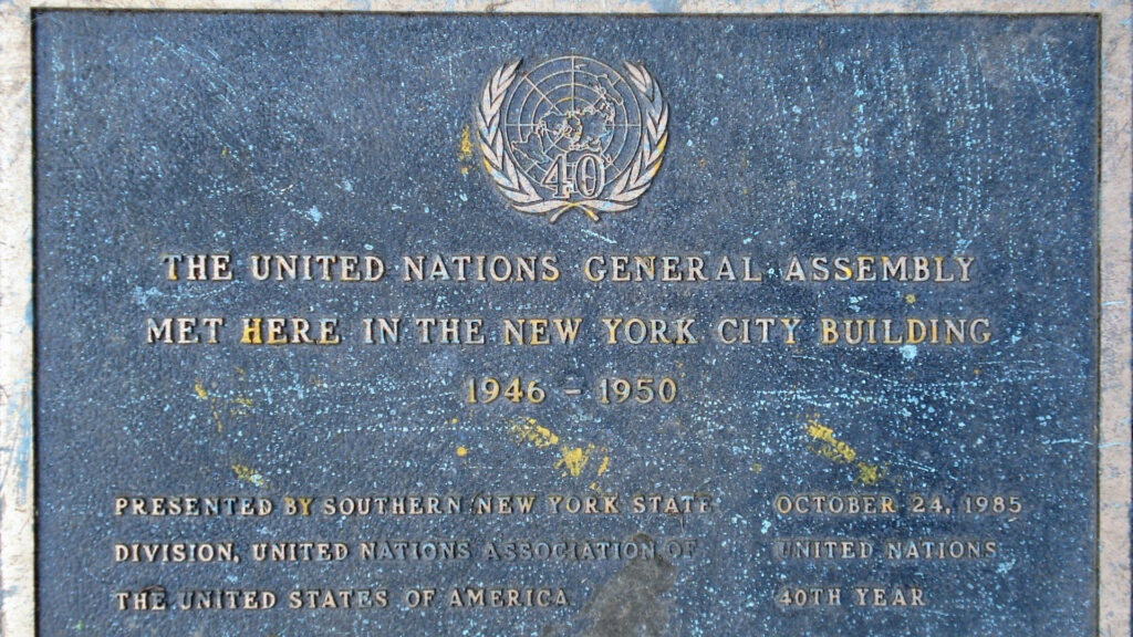 Auf der Gedenktafel vor dem Queens-Museum steht, dass sich dort die Generalversammlung der Vereinten Nationen von 1946 bis 1950 traf