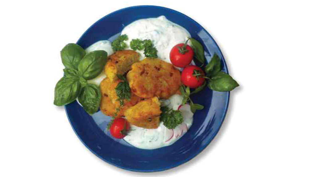 Diese Kartoffelpuffer nach israelischer Art werden mit Jogurt- oder Knoblauchsoße serviert