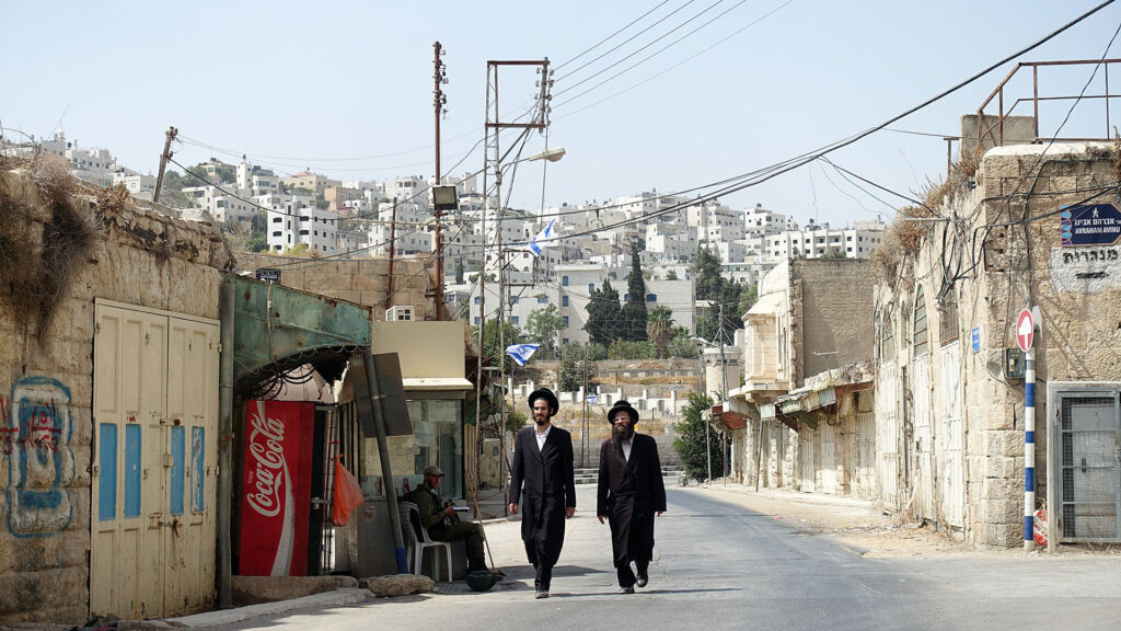 Die sogenannte „Märtyrerstraße“ wird von israelischen Soldaten bewacht. Nur einzelne Passanten können sie nutzen, um ihre Ziele zu erreichen. Die Geschäfte sind geschlossen.