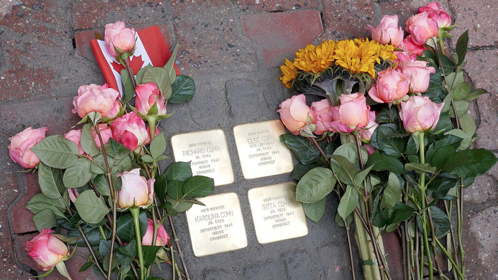 Da sie kein Grab besuchen können, haben die Angehörigen Blumen an den neuen Stolpersteinen der Familie Cohn niedergelegt