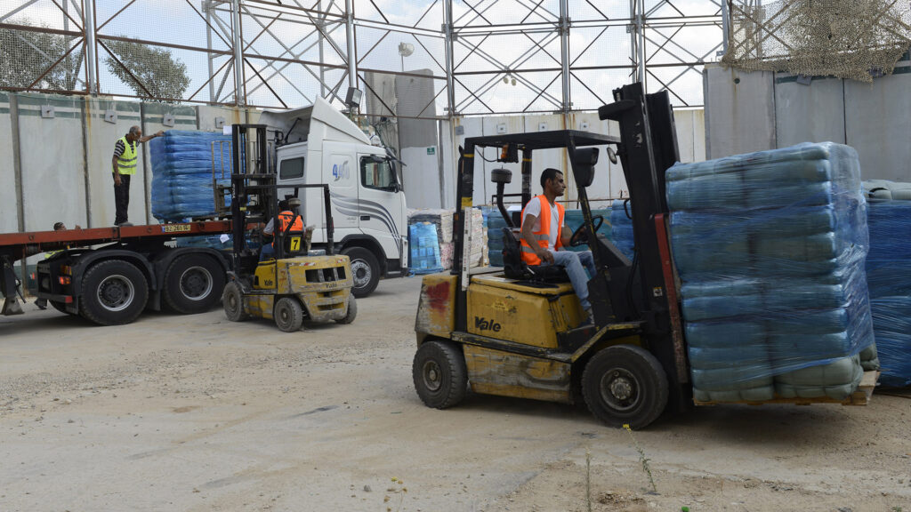 Am Grenzübergang Kerem Schalom zum Gazastreifen werden Waren verladen