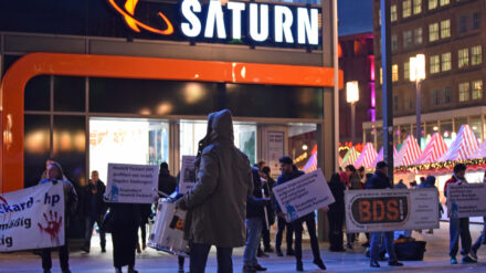 Die Trommel des BDS-Demonstranten verhallt auf dem Berliner Alexanderplatz vor dem Elektrogeschäft Saturn