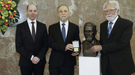 Die Preisträger in der Paulskirche neben der Paul-Ehrlich-Büste (v.l.): Nachwuchspreisträger Tim Julius Schulz, David Wallach und Anthony Cerami