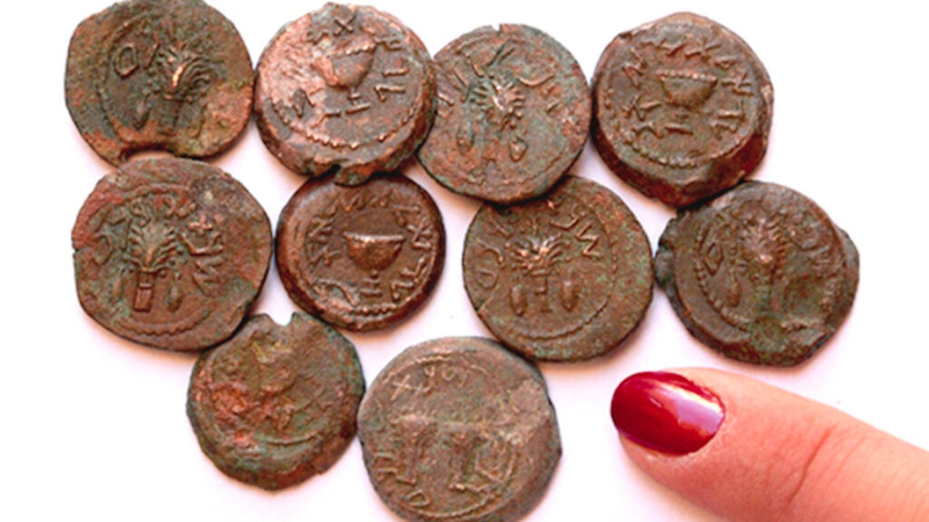 Auf den etwa 2.000 Jahre alten Münzen sind jüdische Symbole zu sehen