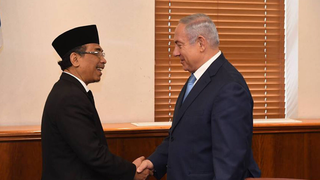 Premierminister Benjamin Netanjahu hat den indonesischen Geistlichen Yahya Cholil Staquf (l.) getroffen