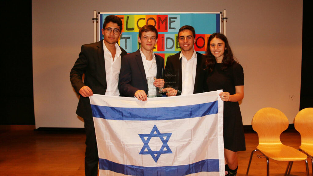 V.l.: Tamir West, Tomer Zucker, Omer Zilberberg und Maya Carmon halten die Israel-Flagge und ihre Preise für den ersten Platz auf dem internationalen Debattier-Turnier in Stuttgart