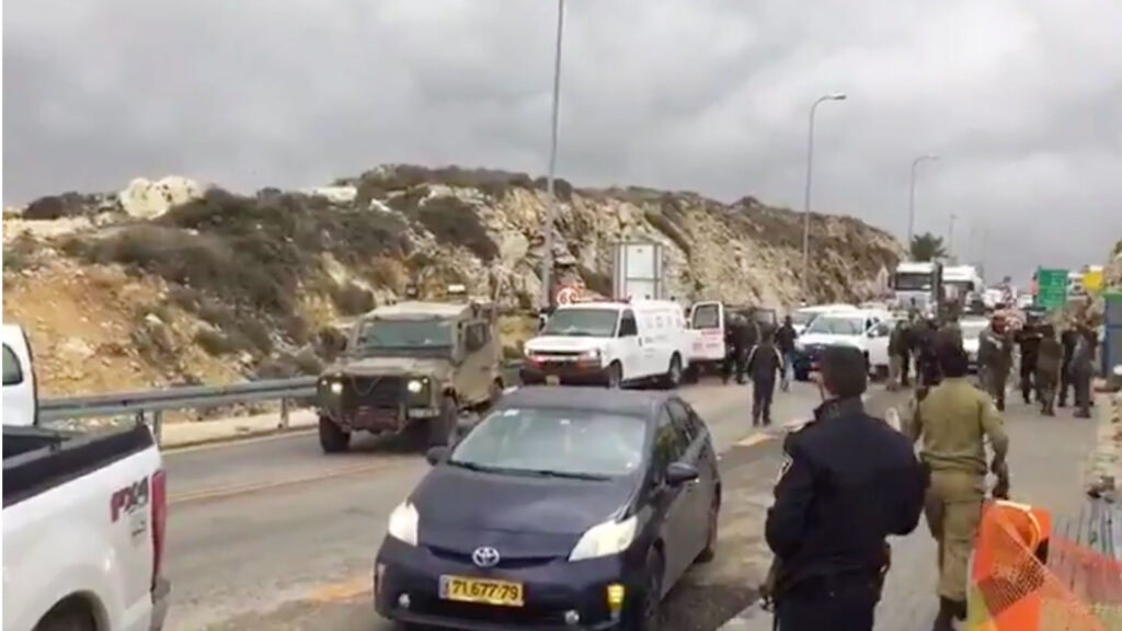 Einsatzkräfte vor Ort: In Giv'at Assaf hat ein Palästinenser zwei Israelis getötet