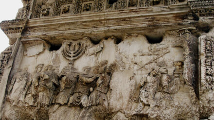 Darstellung des römischen Triumphzuges in der Innenwand des Titusbogens in Rom. Zu sehen sind römische Soldaten, jüdische Sklaven sowie Kriegsbeute aus dem Jerusalemer Tempel. Der Gegenstand rechts im Bild könnte die Bundeslade gewesen sein.