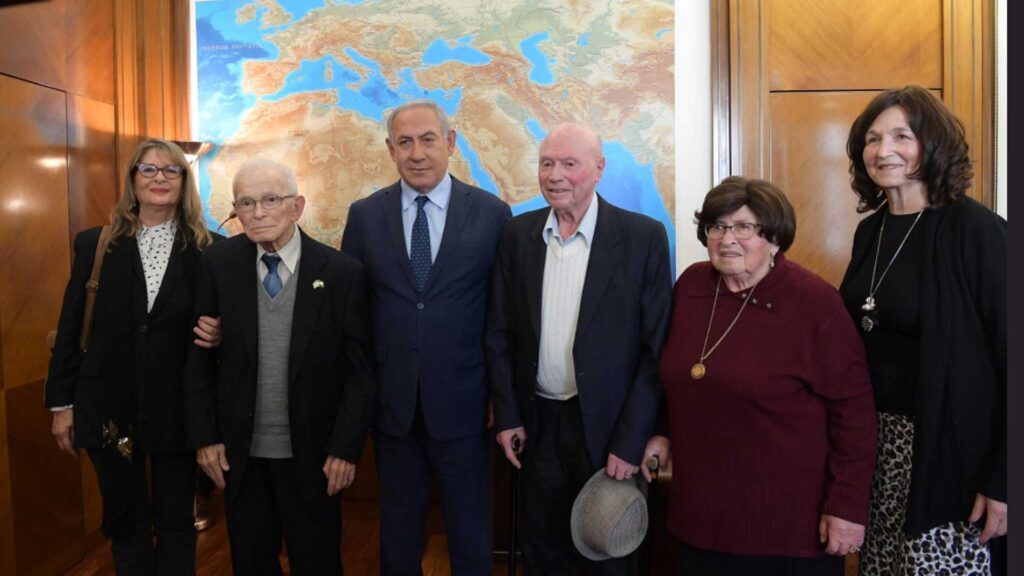 Regierungschef Netanjahu mit Malka Steinmetz (2. v. r.), Mordekai Weisel (3. v. r.) und Mosche Ha'eljon (2. v. l.)