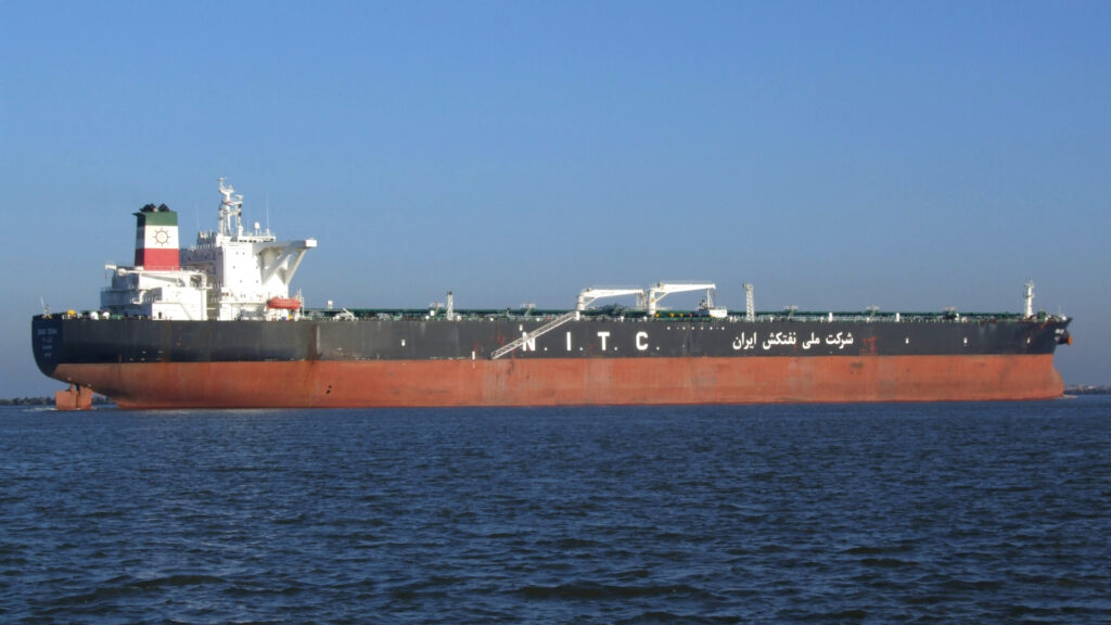 Ein iranischer Tanker vor Rotterdam