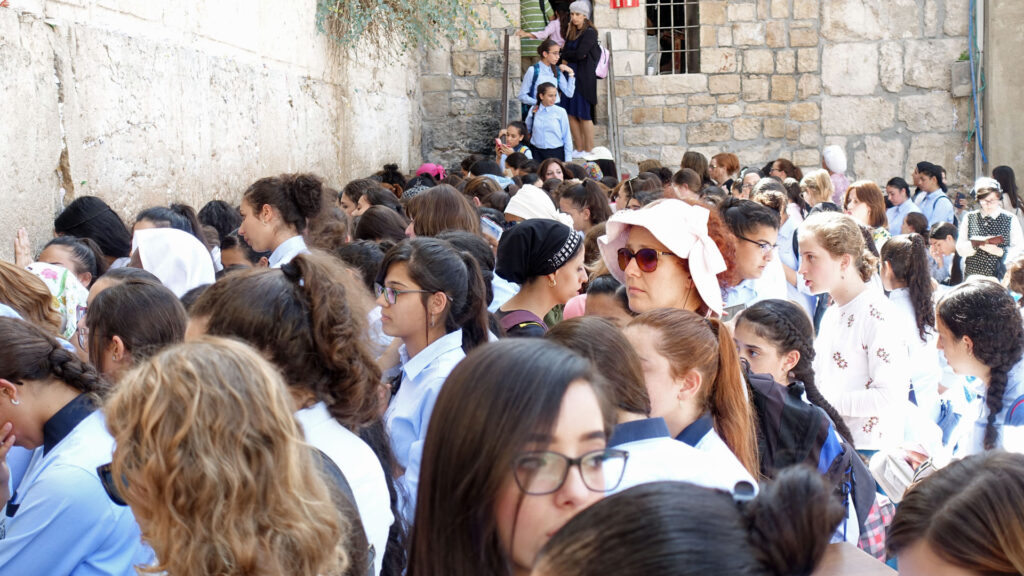 Mehr als die Hälfte der jüdischen Frauen in Israel zwischen 25 und 29 Jahren ist verheiratet (Bild: Betende Frauen an der Klagemauer in Jerusalem)