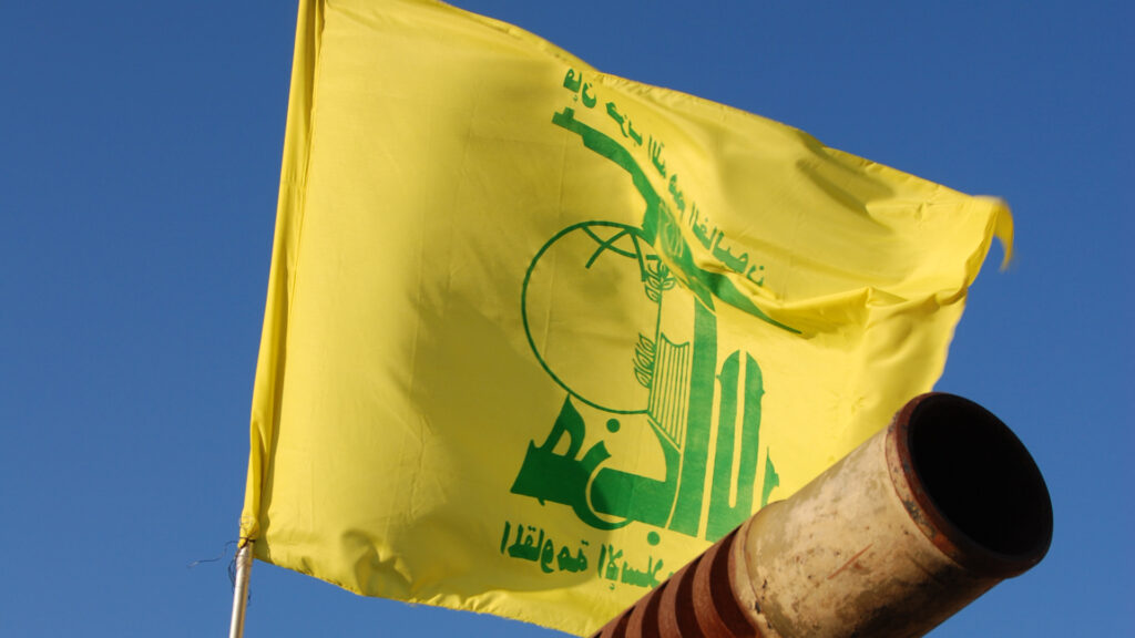 Die Hisbollah-Flagge an einer Artillerie