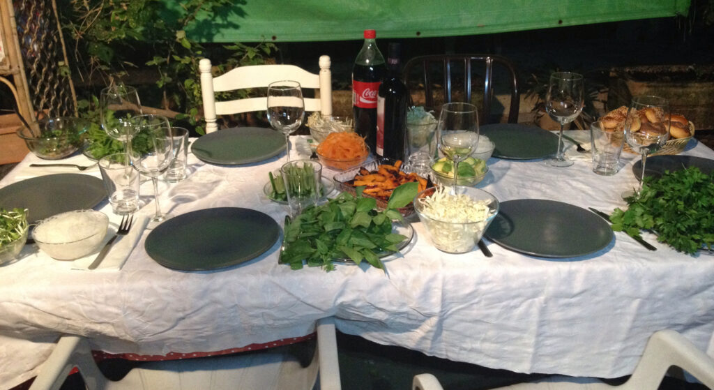 Gedeckter Tisch vor einem Schabbat-Essen