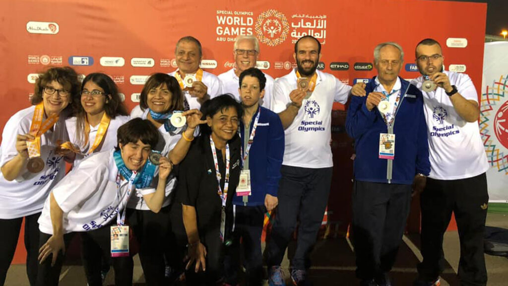 Israelische Medaillen-Gewinner jubeln in Abu Dhabi bei den Special Olympics