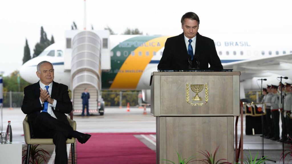 Geste der Verbundenheit: Der israelische Premier Netanjahu (l.) empfing den brasilianischen Präsidenten Bolsonaro bereits am Flughafen