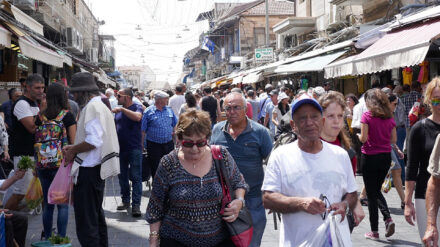 Menschen auf dem Mahane-Jehuda-Markt in Jerusalem