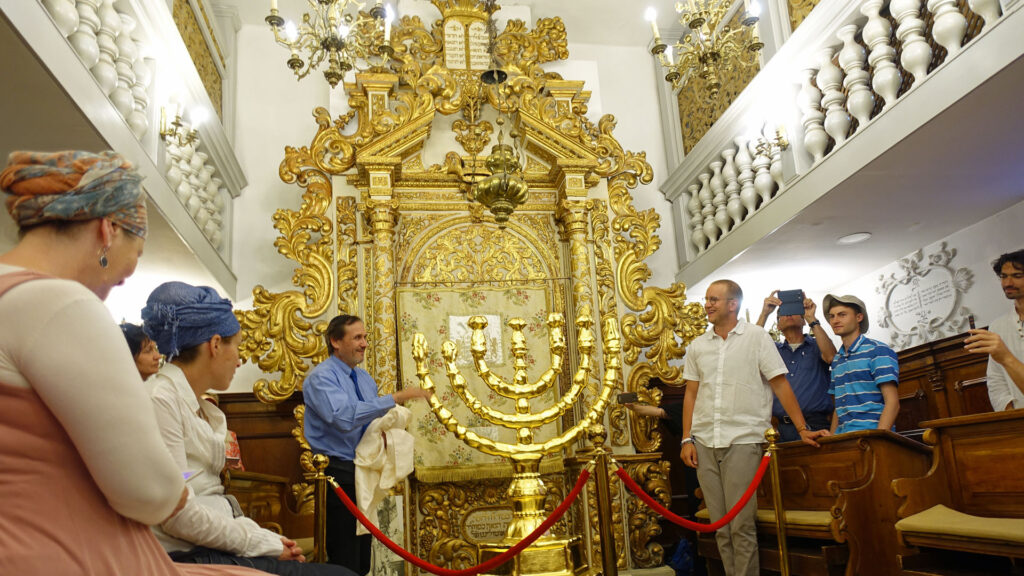 Die Freude ist groß, als die Menora nach ihrer langen Reise nun endlich in Jerusalem an eine jüdische Gemeinde überreicht wird