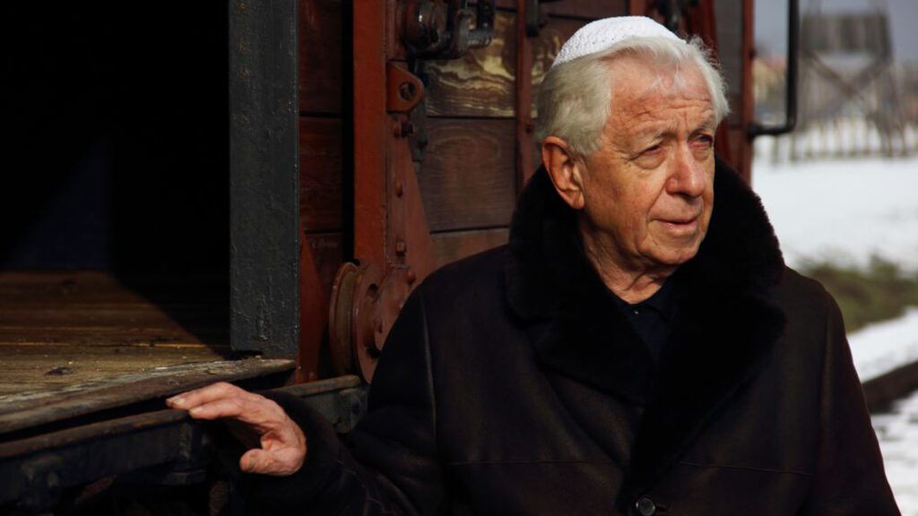 Sir Frank Lowy beim Marsch der Lebenden in Auschwitz vor dem von ihm gestifteten Waggon