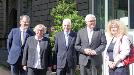 Vor der Hochschule: (v.l.) Rektor Johannes Heil, Wissenschaftsministerin Theresia Bauer, Zentralratspräsident Josef Schuster, Bundespräsident Frank-Walter Steinmeier und die Kuratoriumsvorsitzende Barbara Traub