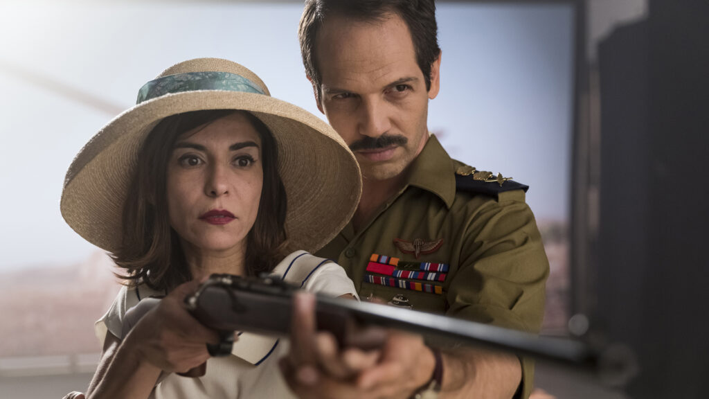 Eine Szene aus der Seifenoper im Film „Tel Aviv on Fire“: die arabische Doppelagentin (Lubna Azabal) und der israelische General (Yousef Sweid) kommen sich näher