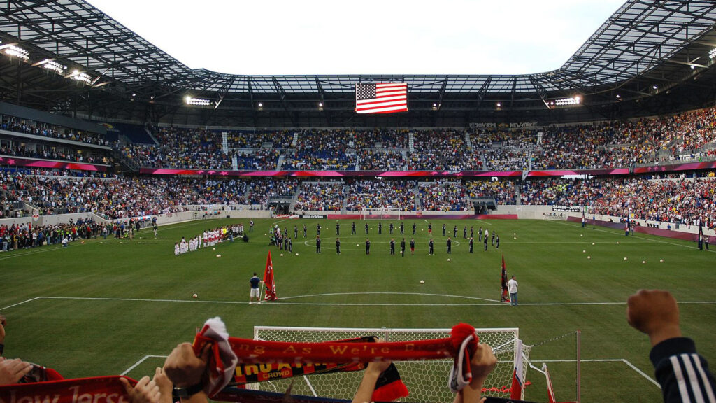 25.000 Personen sollen in ein Fußballstadion passen, das Abdel Salam, Sohn des Hamas-Politbüro-Chefs Ismail Hanije, im Gazastreifen bauen lassen will. So viele Personen passen beispielsweise auch in die „Red Bull Arena“ der „New York Red Bulls“ in Harrison, New Jersey (Bild).