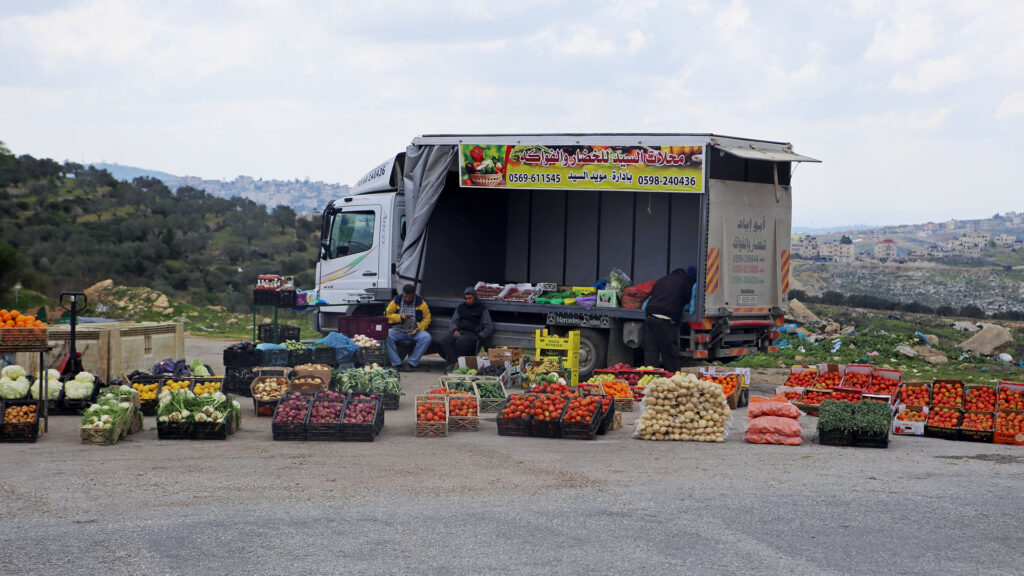 Palästinenser verkaufen Obst und Gemüse am Straßenrand