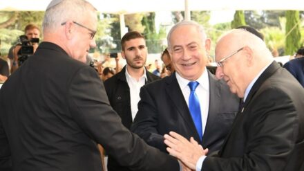 Trafen am Donnerstag auf dem Herzlberg zusammen: Blau-Weiß-Chef Gantz, Likud-Anführer Netanjahu und Staatspräsident Rivlin (v.l.n.r.)