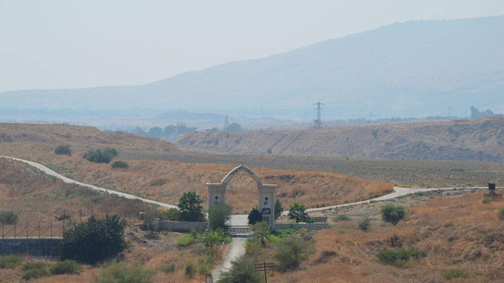 Blick auf das Tor von Naharajim mit den Bildern von König Abdullah II. und Hussein