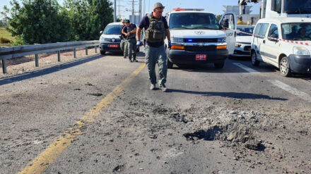 Bei Gan Jafne östlich von Aschdod schlug eine Rakete auf einer Straße ein, die Splitter verletzten Autofahrer