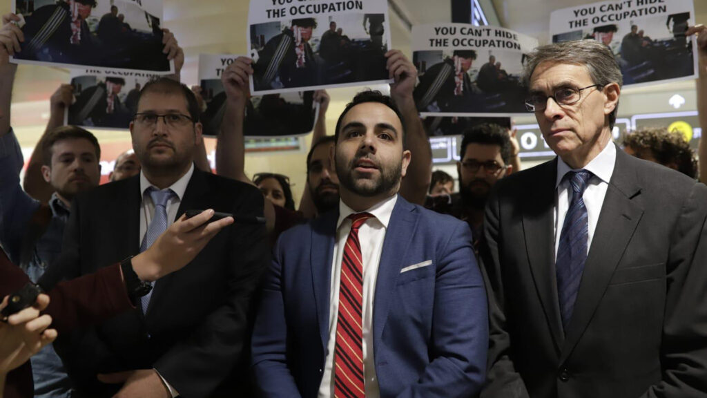 Shakir kurz vor seiner Abreise am Flughafen umringt von Aktivisten