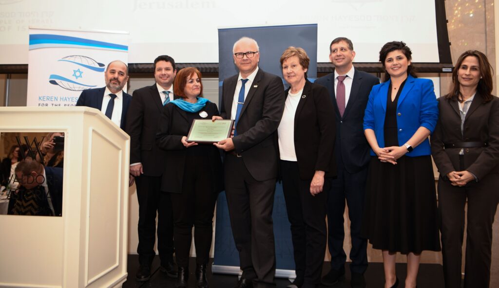 Die Direktorin im israelischen Tourismusministerium, Noga Scher-Greco, übergibt den „Tourism Award“ an Jobst Bittner und seine Frau Charlotte