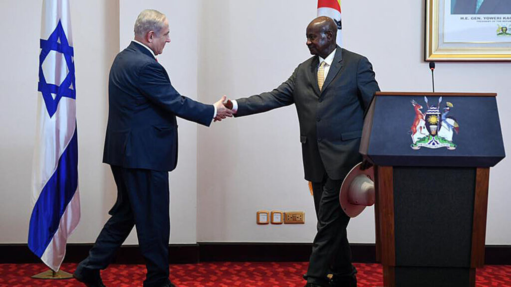 Betonen die gegenseitige Freundschaft ihrer Länder: Netanjahu und Museveni in Entebbe