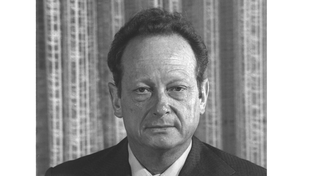 Zum Zeitpunkt der Aufnahme war er neu im Amt des Außenministers: Jigal Allon im Jahr 1974